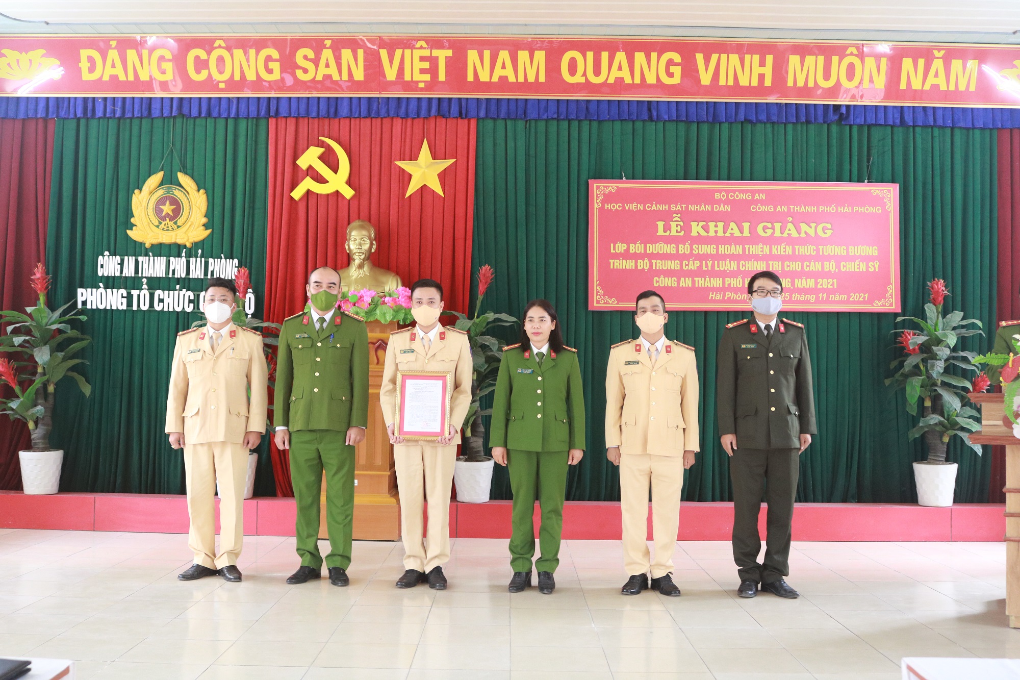 Khai giảng lớp bồi dưỡng bổ sung, hoàn thiện kiến thức tương đương trình độ Trung cấp lý luận Chính trị